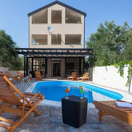 Villa Spacious In Sveti Petar Na Moru With Pool